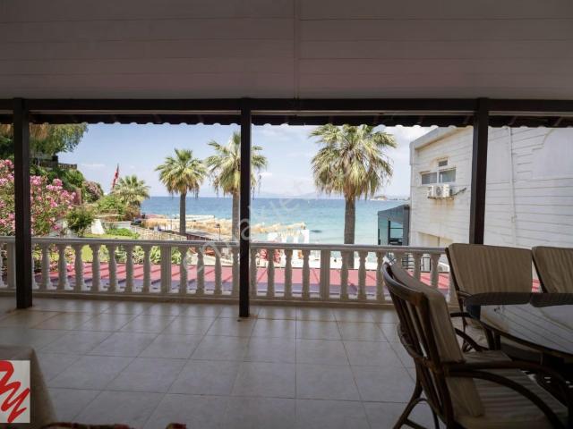 Kuşadası'nda Denize Sıfır, Özel Plajlı Panoramik Manzaralı Villa