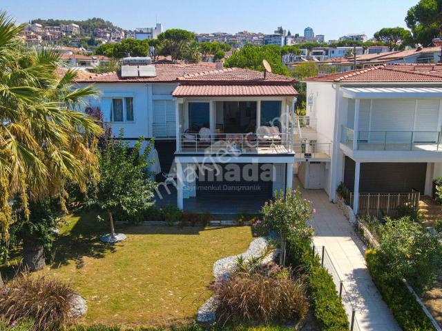 Kuşadası'nda Denize Sıfır Satılık 3+1 Muhteşem Yalı Dairesi