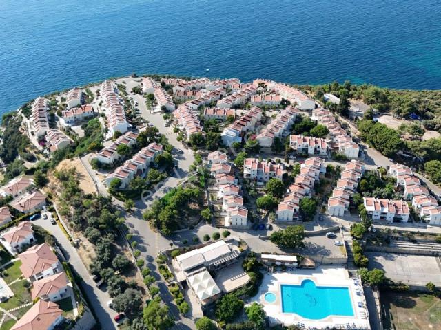 Kuşadası'nda Denize Sıfır Sitede Özel Koylu 3+1 Dublex Villa