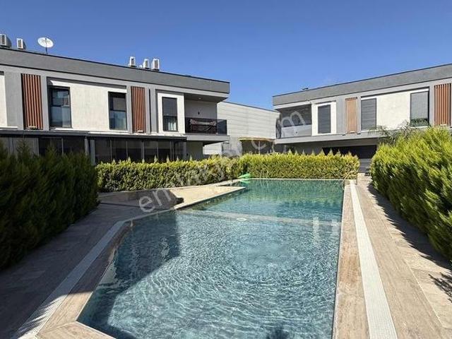 Kuşadasında Denize Yakın 4+1 Satılık Villa