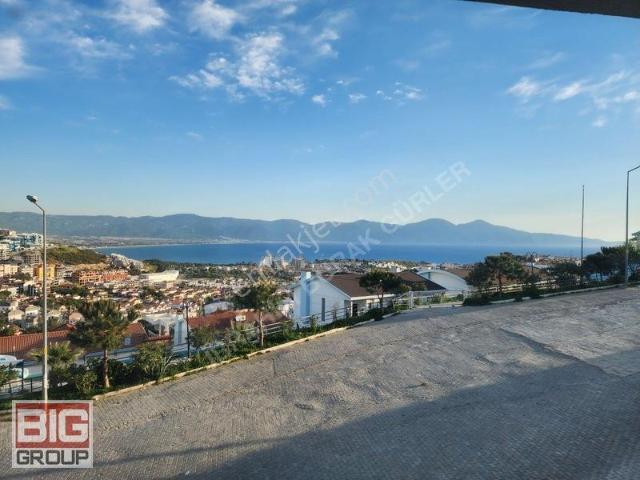 Kuşadası'nda Ful Deniz Manzaralı, Havuzlu, Güvenlikli, 1+1 Daire