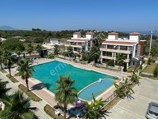 Kuşadası'nda Geniş Havuzlu Sitede Eşyalı Ve Asansörlü Villa