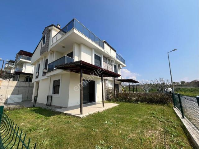Kuşadasında Havuzlu Site İçinde Deniz Manzaralı 4+1 Yazlık Villa