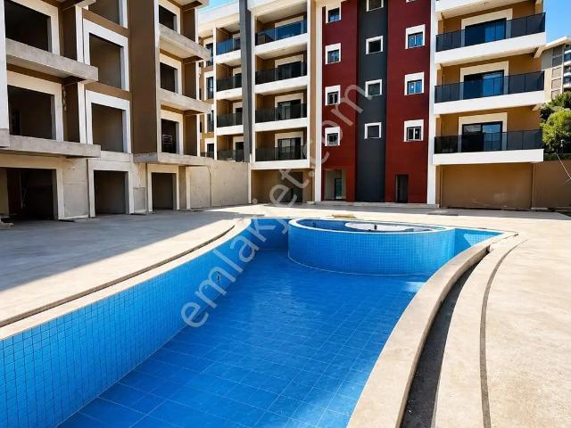 Kuşadası'nda Havuzlu Site İçinde 1+1 Satılık Daire