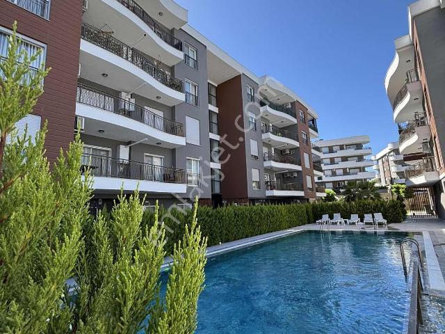 Kuşadasında Havuzlu Sitede 300 M2 Arsa Kullanımlı Daire