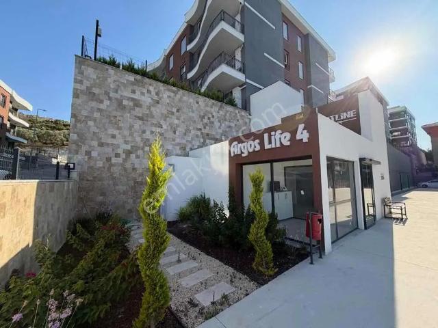 Kuşadası’nda Havuzlu Sitede Kapalı Otoparklı Doğalgazlı Satılık 2+1 Arakat Daire