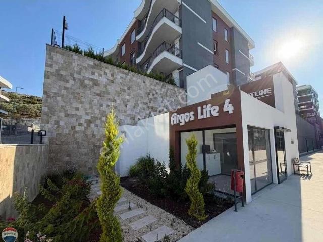 Kuşadası’nda Havuzlu Sitede Kapalı Otoparklı Doğalgazlı Satılık 2+1 Arakat Daire