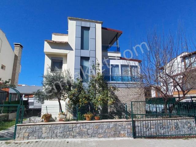 Kuşadası'nda Kısmen Takasa Açık Acil Satılık Tripleks Lüks Villa