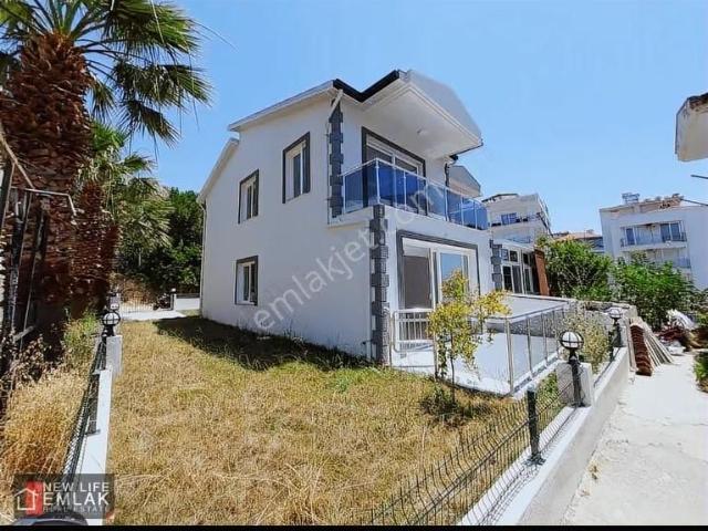 Kuşadasında Marina Bölgesinde Dublex Satılık Villa