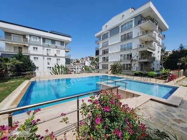 Kuşadası'nda Merkezi Konumda Deniz Manzaralı Geniş 3+1 Daire