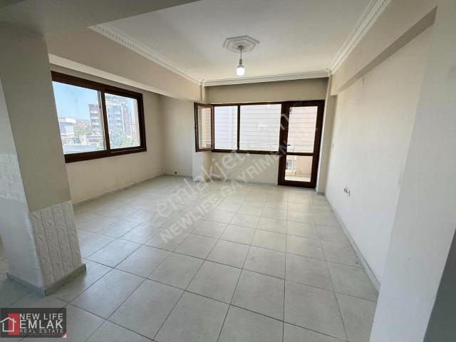 Kuşadasında Merkezi Lokasyonda Geniş 3+1 Kiralık Daire