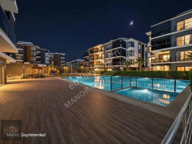 Kuşadasında Mükemmel Sitede Köşe Konum Eşyalı Bahçeli Daire