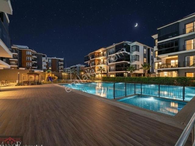 Kuşadasında Mükemmel Sitede Köşe Konum Eşyalı Özel Bahçeli Satılık Pırıl Pırıl Daire