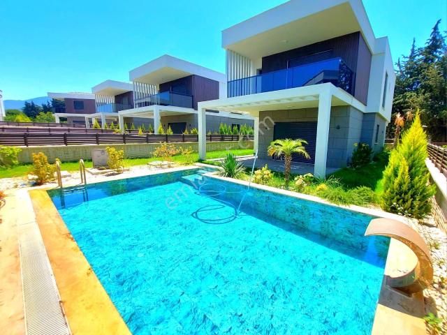 Kuşadasında Özel Havuzlu Tek Müstakil Sıfır Villa