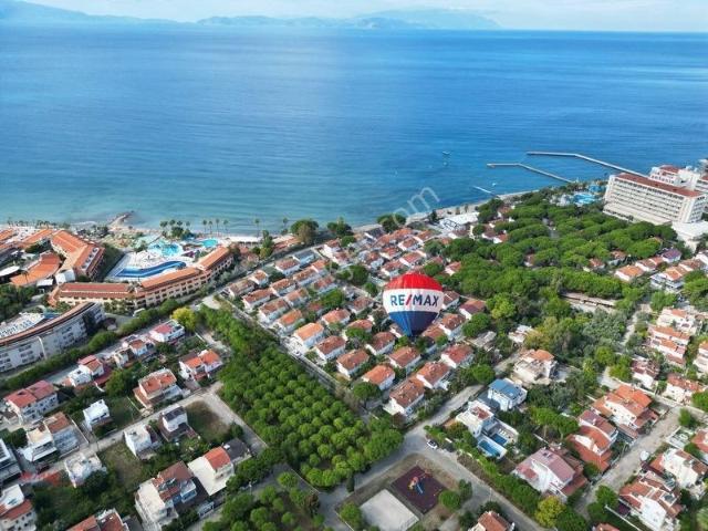 Kuşadası'nda Özel Plajlı Mistur Sitesinde Satılık Villa !