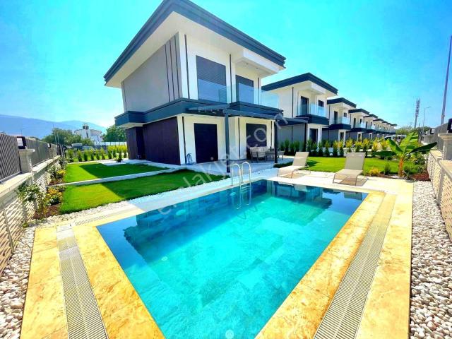 Kuşadasında Plaja Yakın Özel Havuzlu 4+1 Sıfır Villa