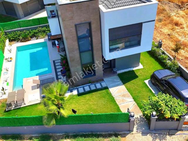 Kuşadasında Plaja Yakın Özel Havuzlu Ful Eşyalı Otoparklı Villa