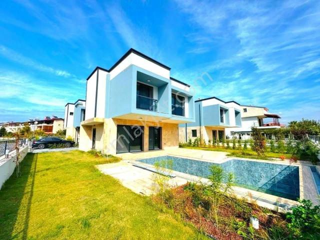 Kuşadasında Plaja Çok Yakın Özel Havuzlu Sıfır Villa
