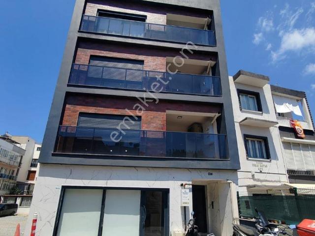 Kuşadası'nda Sahile 100 М 1+1 Temiz Eşyalı Kiralık Daire