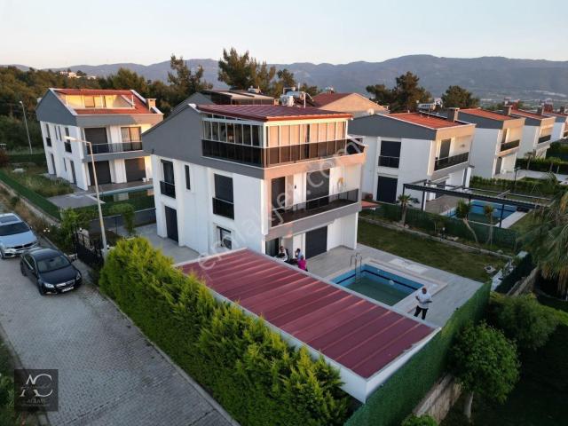 Kuşadasında Satılık Butik Sıte Icerısınde Manzara özel Havuz lüx 430m2 Bahçe tamamı Müstakil