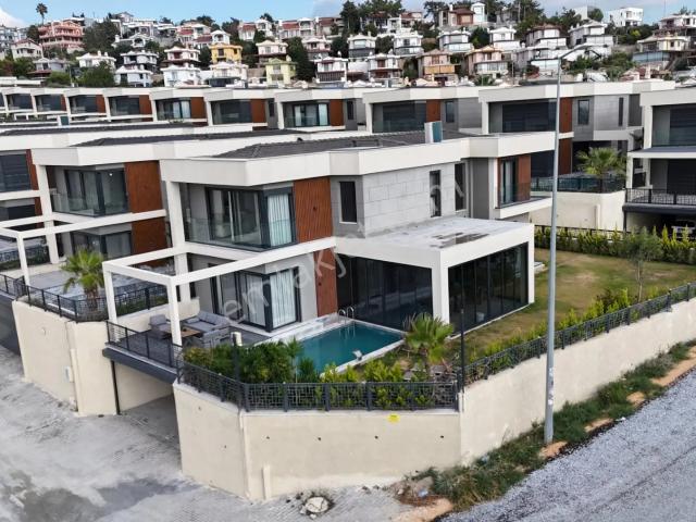 Kuşadası’nda Satılık Lüks Villa