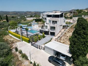 Kuşadasında Satılık Süper Lüks Eşyalı Tripleks Villa