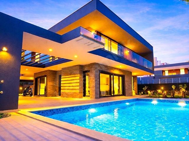 Kuşadası'nda Satılık 300 M, Müstakil Havuzlu Lüks Villa