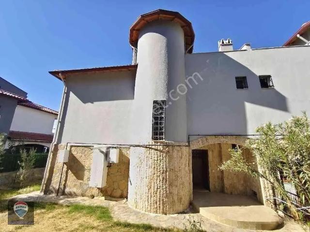 Kuşadası’nda Site İçinde 4+1, 3 Katlı, 4 Cepheli Kiralık Villa | Boş & Eşyasız