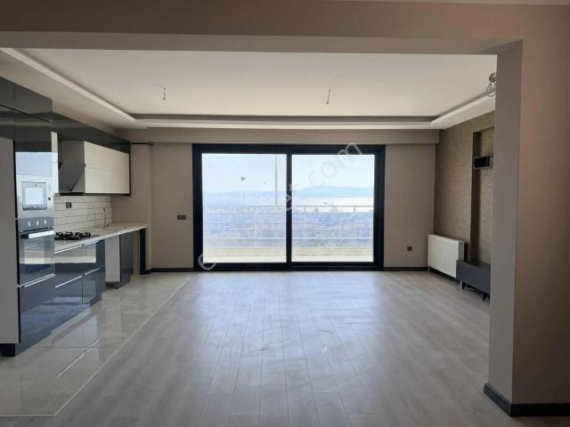 Kuşadası'nda Site İçinde Deniz Manzaralı 1+1 Kiralık Sıfır Daire