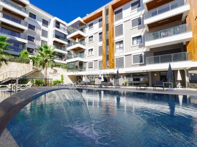 Kuşadası 'nda Sosyal Donatılı, Havuzlu Sitede 1+1 Kiralık Daire