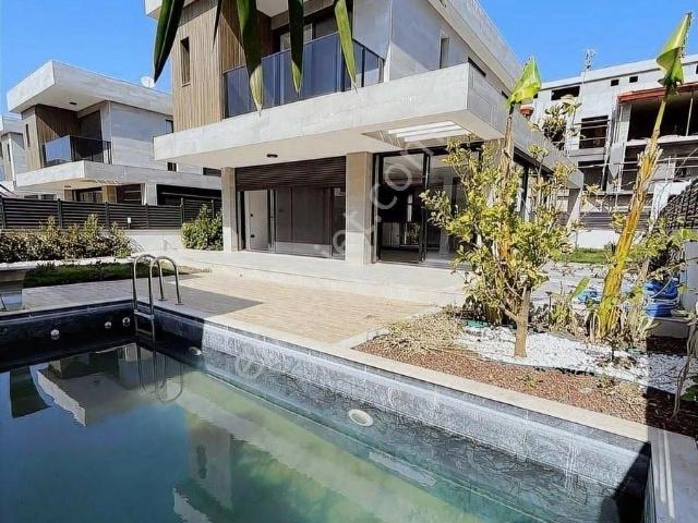 Kuşadası Avm Bölgesi Kiralık Tek Müstakil Villa