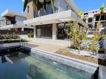 Kuşadası Avm Bölgesi Kiralık Tek Müstakil Villa
