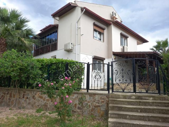 Kuşadası Deniz Manzaralı Tam Müstakil 4+1 Satılık Villa!