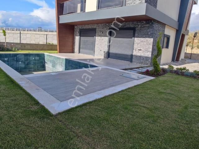 Kuşadası Avmler Bölgesinde 4+1 350m2 Arsa İçinde Özel Havuzlu Satılık Villa