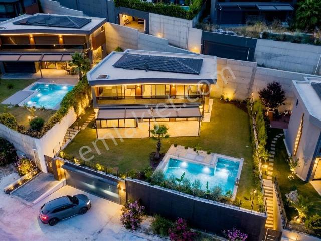 Kuşadası Awm Bölgesi Kapalı Otoparklı Geniş Bahçeye Sahip Villa