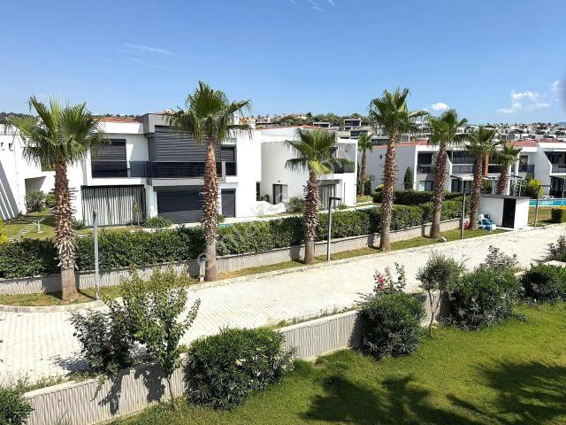 Kuşadası Alp Sahil Evleri'nde Denize 800 Mt. 1+1 Satılık Daire