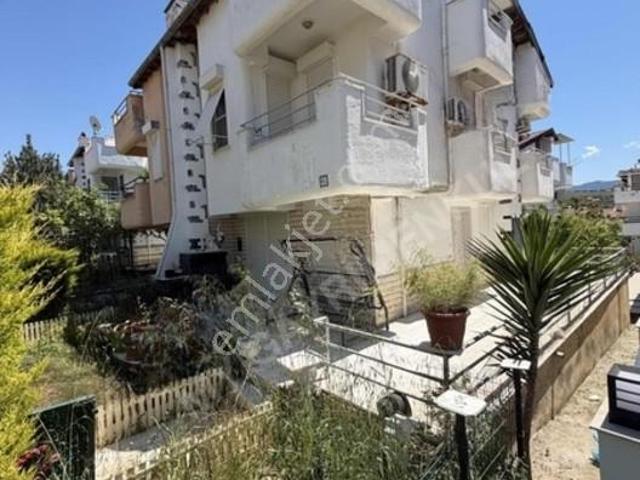 Kuşadası Altın Şehir Sitesi'nde 5+1 Bahçeli Villa