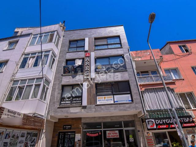 Kuşadası Çarşısında 3+1 Asansörlü Çatı Dubleksi