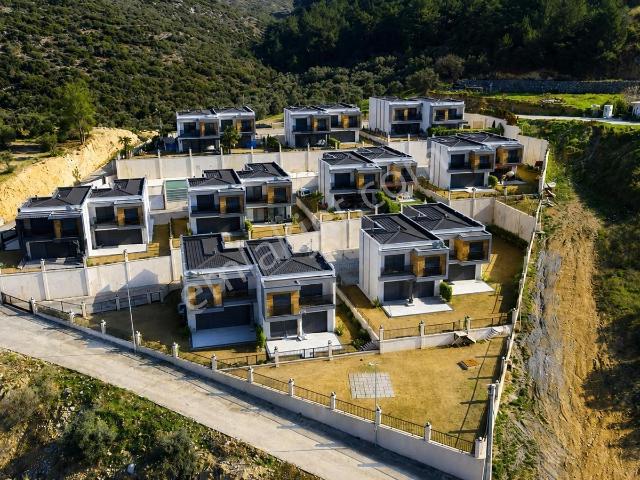 Kuşadası Aslantepe Sitesinde Deniz Manzaralı 4+1 Kiralık Villa