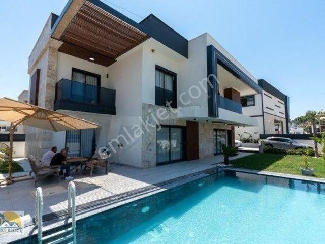 Kuşadası Bayraklıdede’de Akıllı Ev Sistemli, Ultra Lüks 6+1 Müstakil Villa!