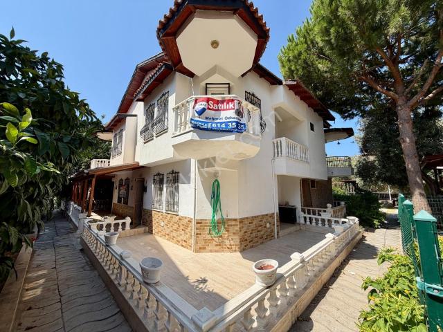 Kuşadası Bayraklıdede M. Şükrü Pat Sitesi'nde Geniş İkiz Villa