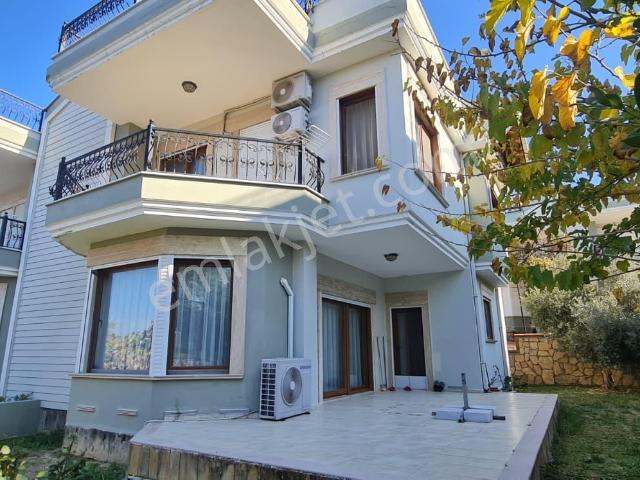 Kuşadası Bayraklıdede Mahallesinde 4+1 Satılık Villa