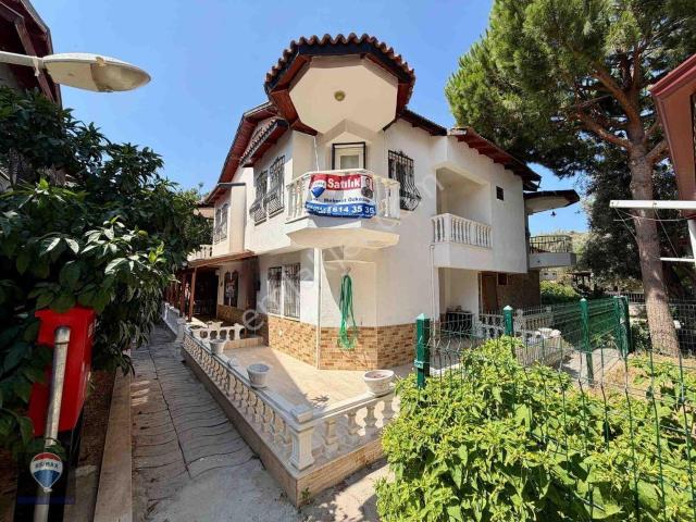 Kuşadası Bayraklıdede Mehmet Şükrü Pat Sitesi'nde Satılık Geniş İkiz Villa