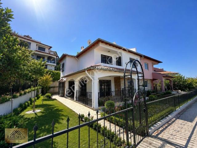 Kuşadası Bayraklıdedede Deniz Manzaralı 4+1 Satılık Villa