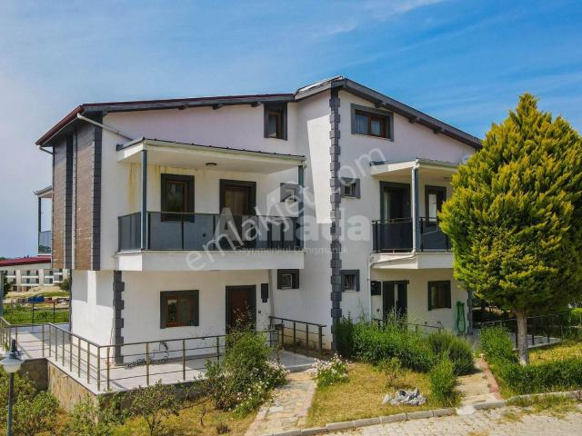 Kuşadası Caferli'de Havuzlu Sitede Geniş Yaşam Alanı 5+1 Villa