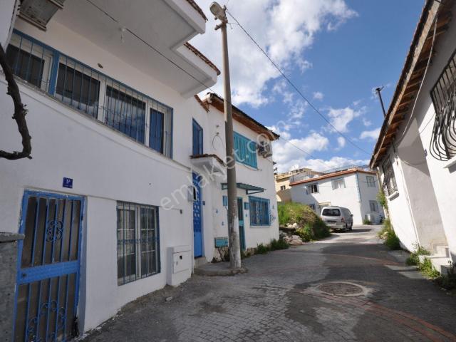 Kuşadası Camiatik Mahallesi Çalıkuşu Evi Sokağında Eşyalı Kiralık 1+1 Daire