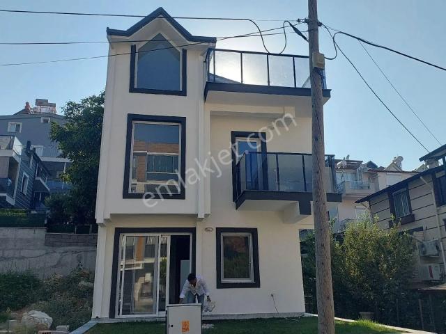Kuşadası Davutlar Merkezde Önü Açık Ferah Yerden Isıtmalı Satılık 4+1 Sıfır Tek Müstakil Villa