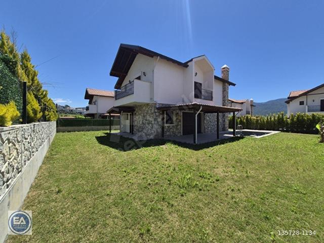 Kuşadası Davutlar bölgesinde 3+1 müstakil satılık villa