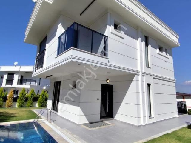 Kuşadası Davutlar’da Özel Havuzlu, Akıllı Ev Sistemli 5+2 Müstakil Villa