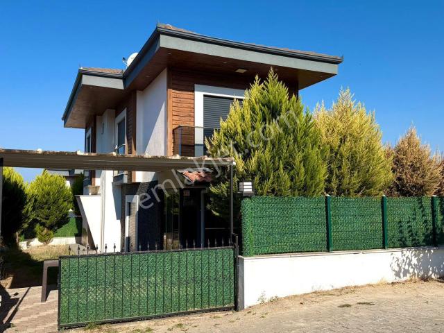 Kuşadası Davutlar’da Ortak Havuzlu Tek Müstakıl 3 +1 Acıl Satılık
